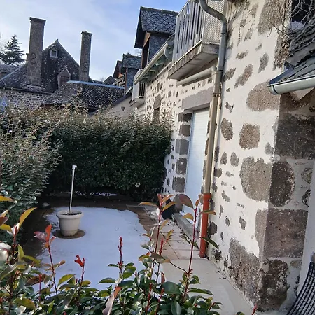 Dans Le Cantal Dans La Vallée De La Maronne Saint-Martin-Valmeroux